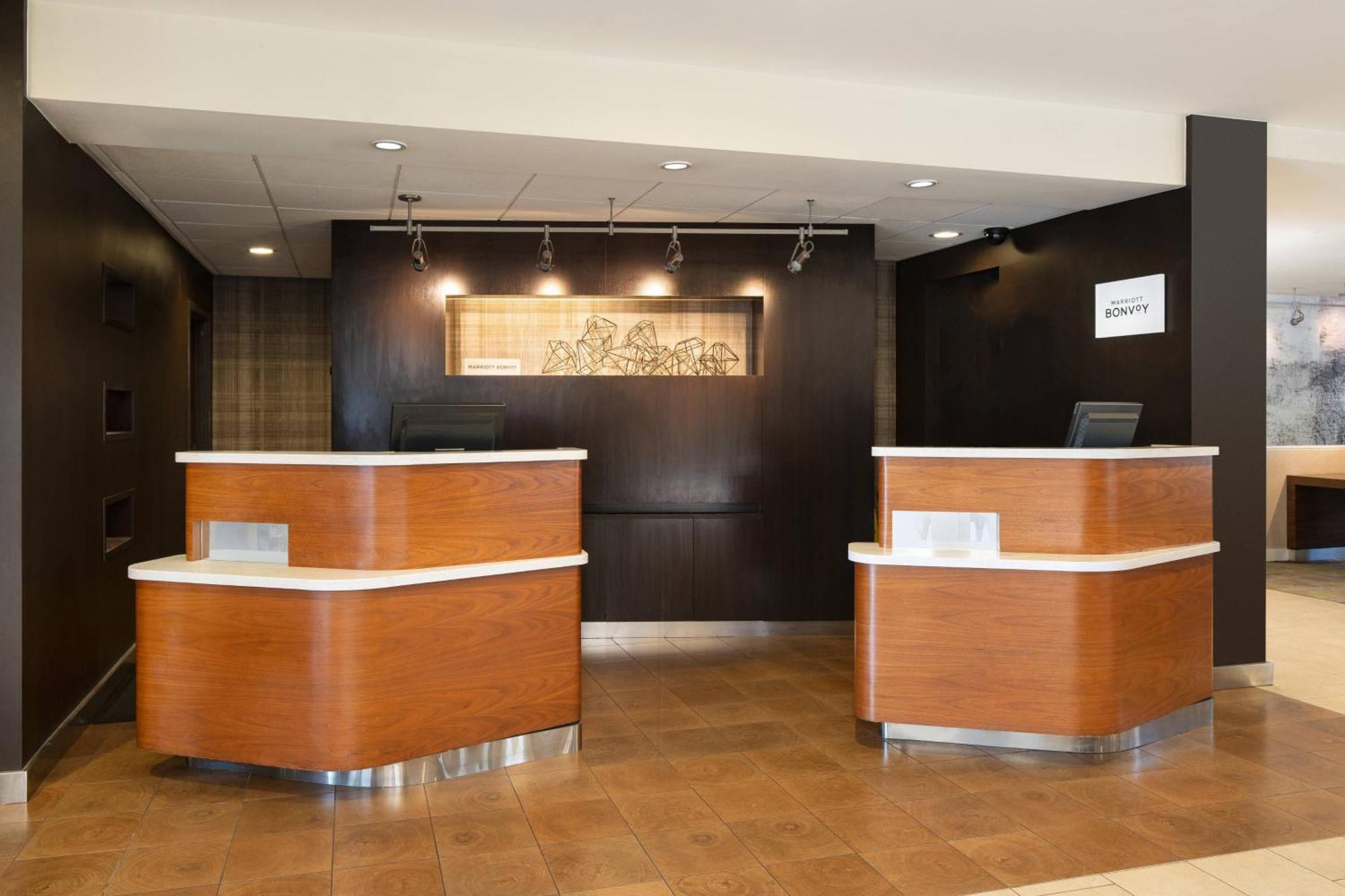 Отель Courtyard By Marriott Фресно Экстерьер фото