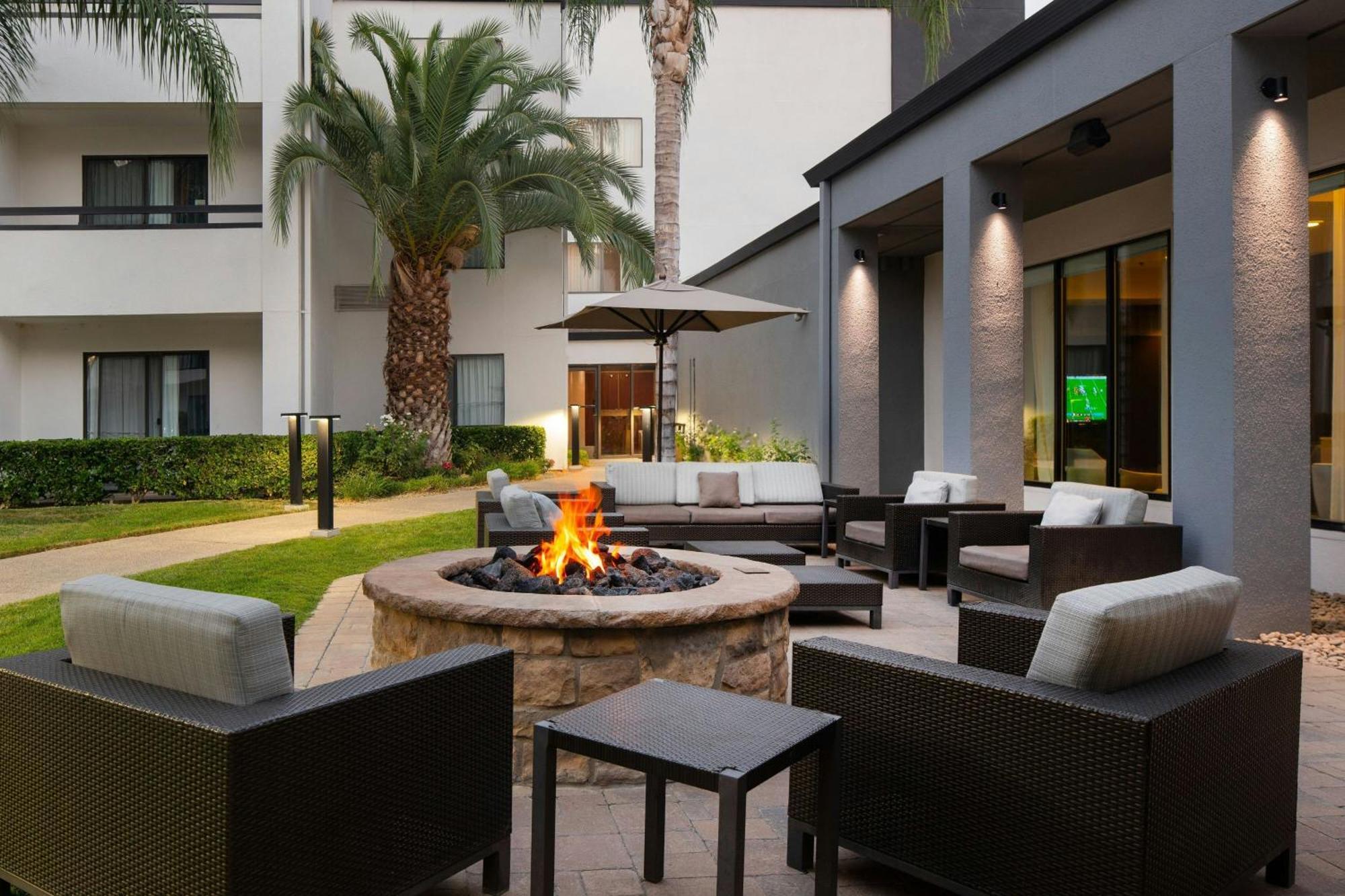 Отель Courtyard By Marriott Фресно Экстерьер фото