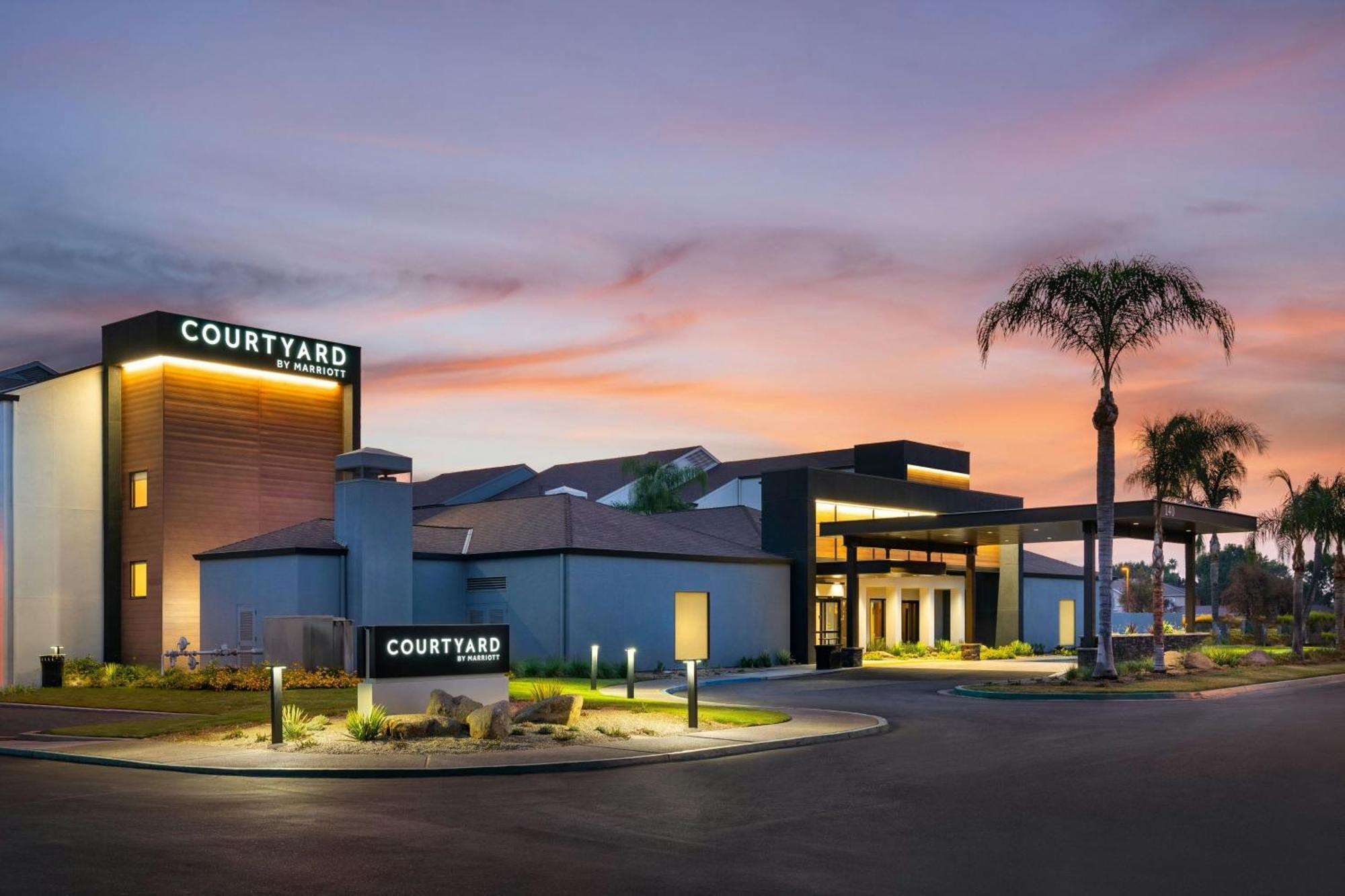 Отель Courtyard By Marriott Фресно Экстерьер фото