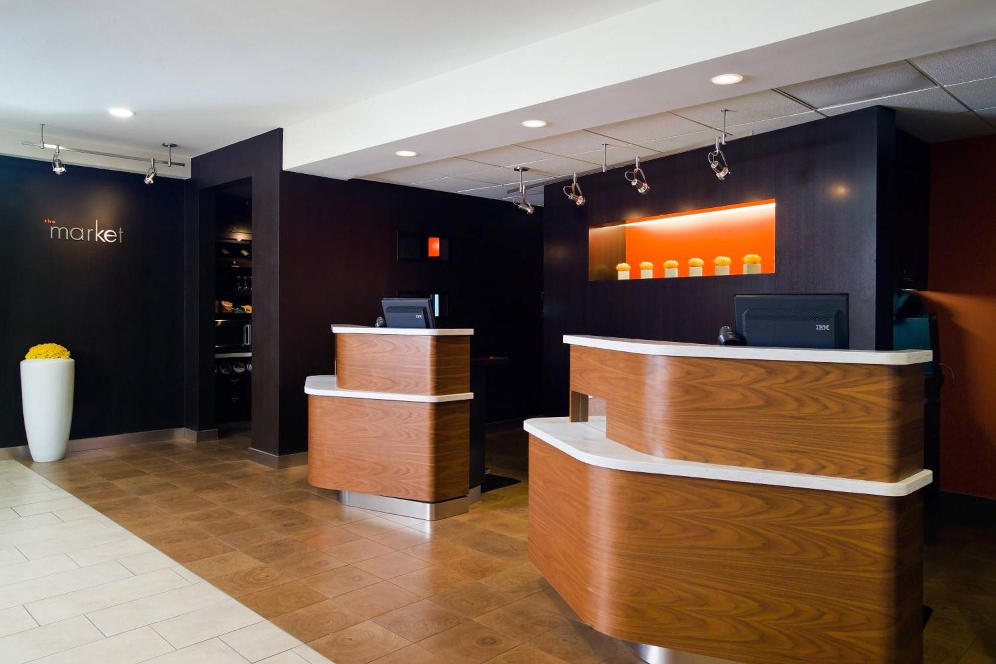 Отель Courtyard By Marriott Фресно Экстерьер фото