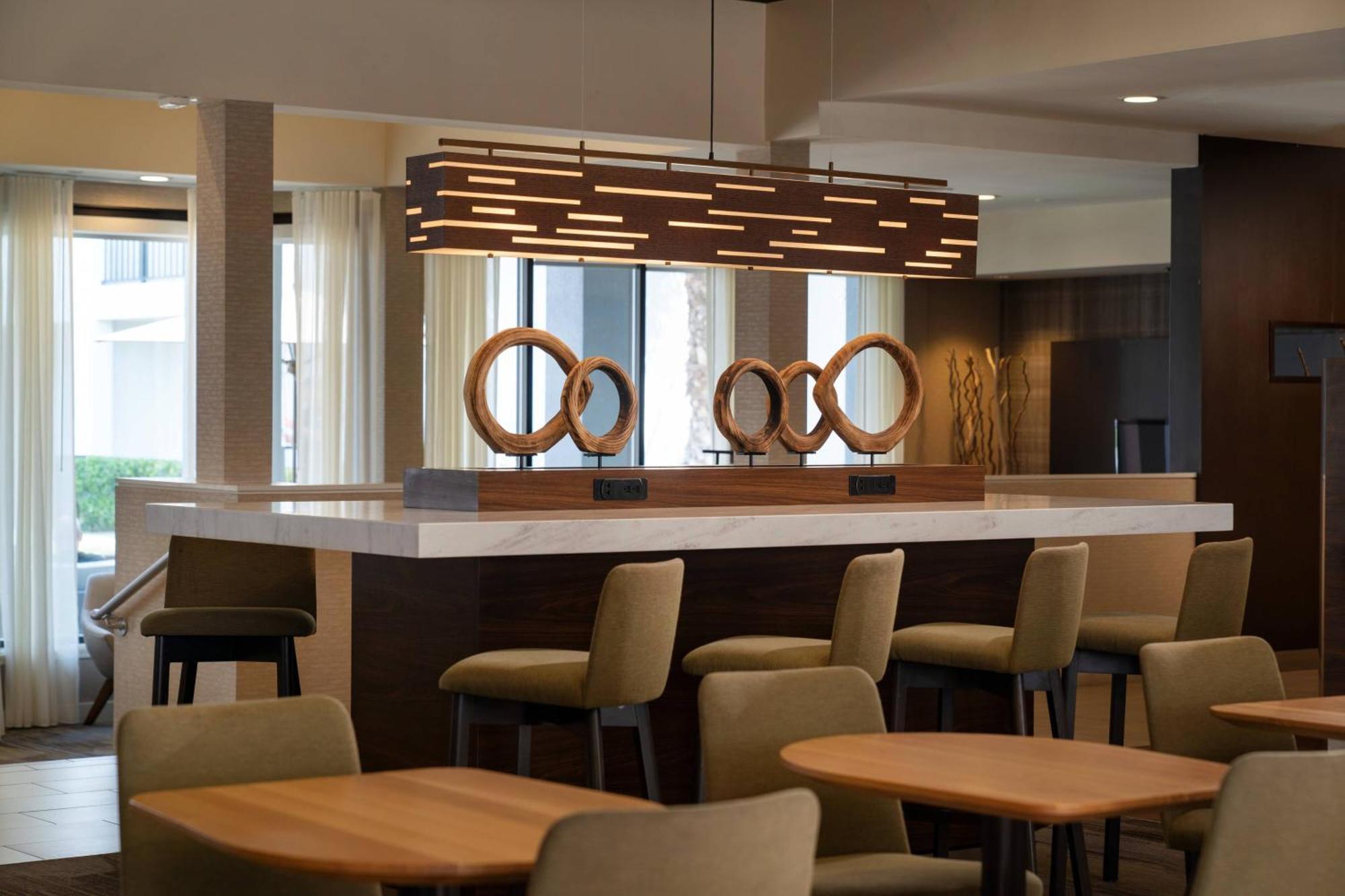 Отель Courtyard By Marriott Фресно Экстерьер фото