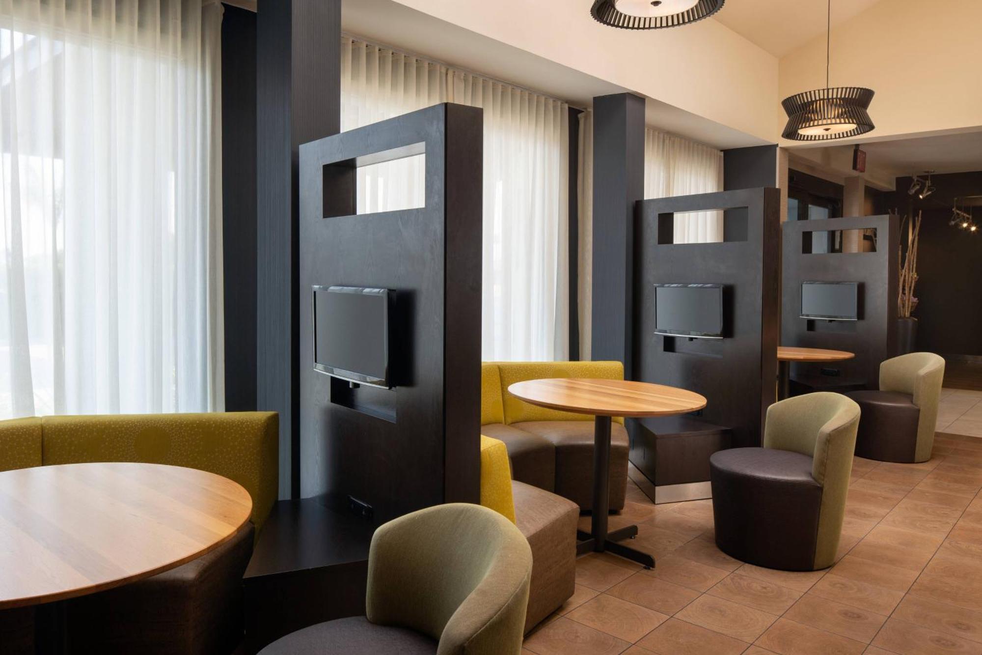 Отель Courtyard By Marriott Фресно Экстерьер фото