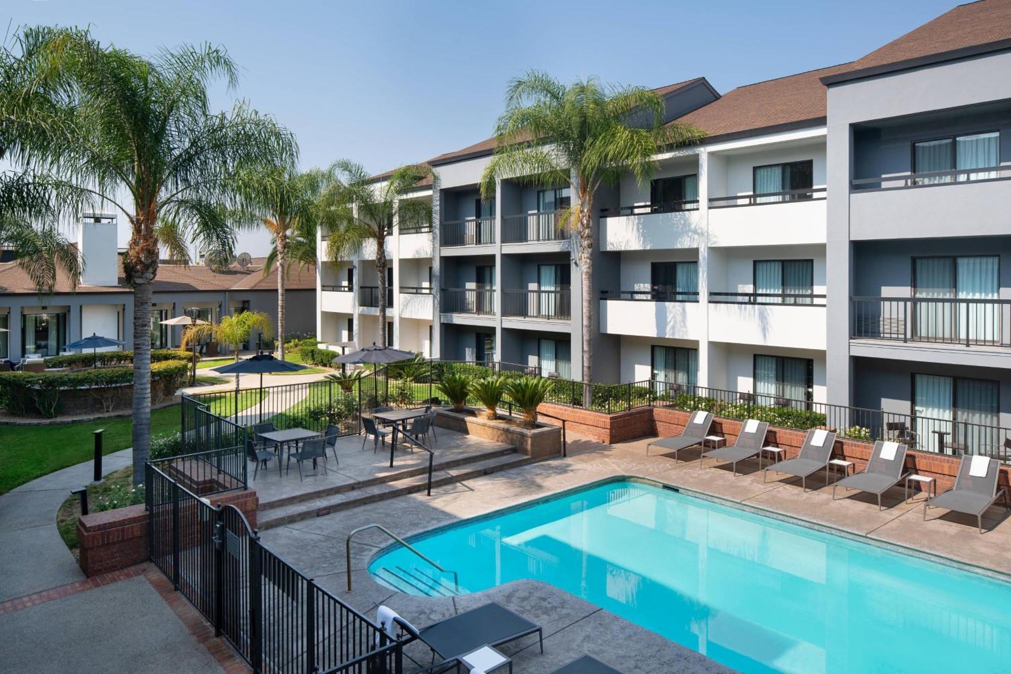 Отель Courtyard By Marriott Фресно Экстерьер фото
