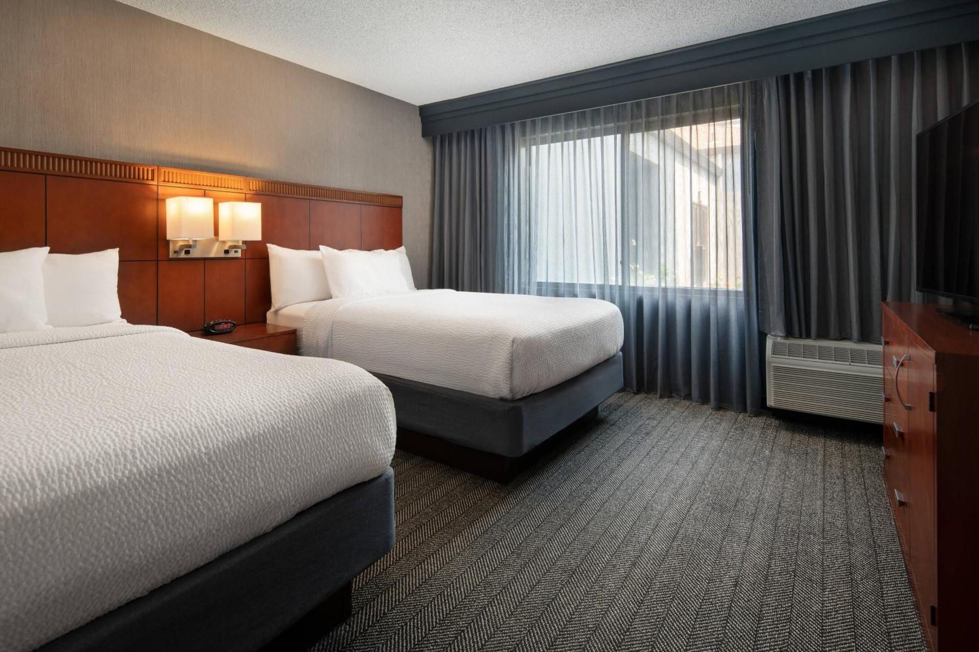 Отель Courtyard By Marriott Фресно Экстерьер фото
