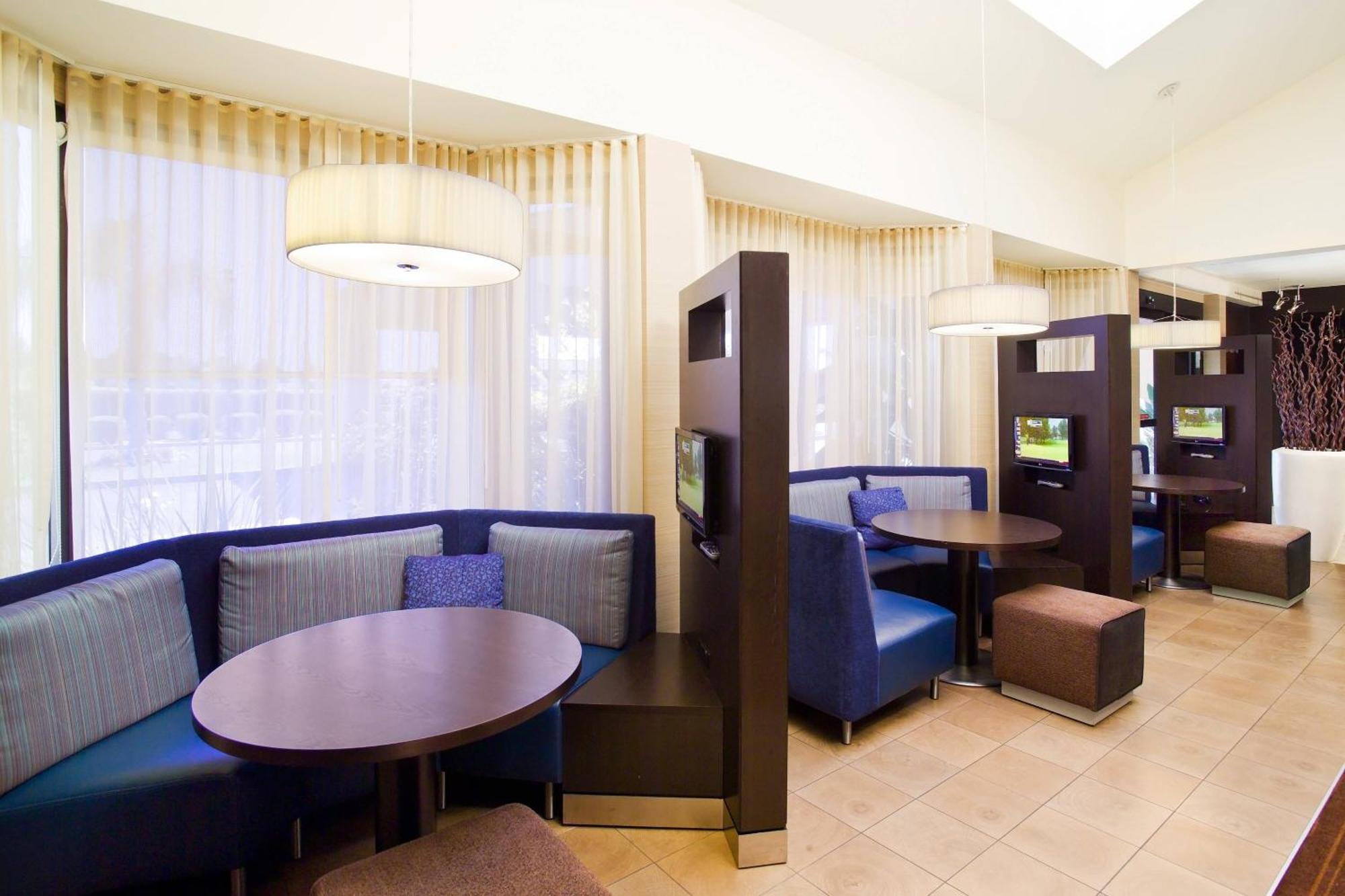 Отель Courtyard By Marriott Фресно Экстерьер фото