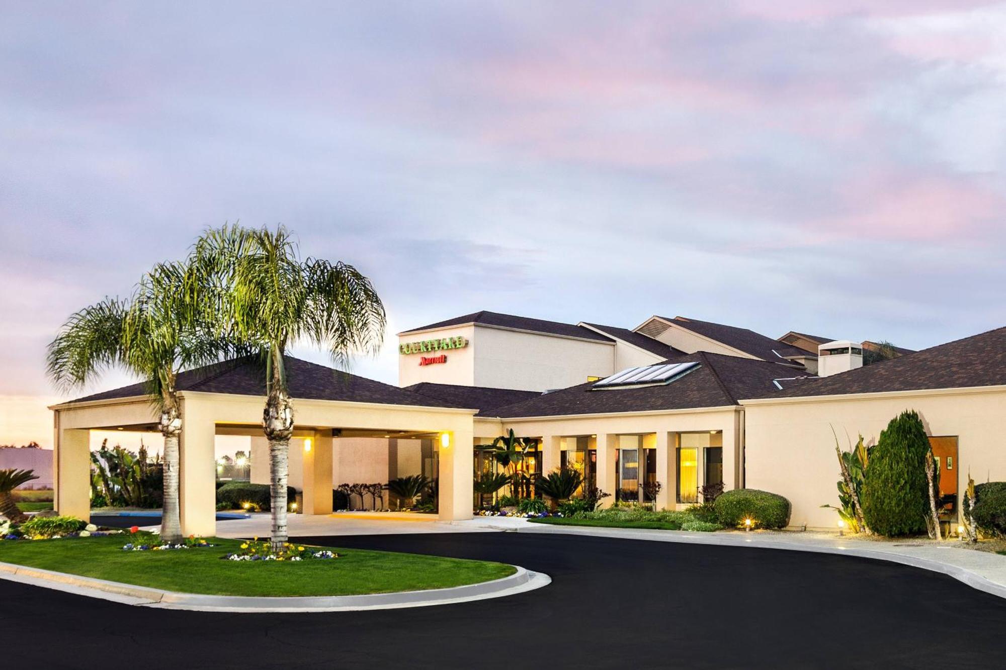 Отель Courtyard By Marriott Фресно Экстерьер фото