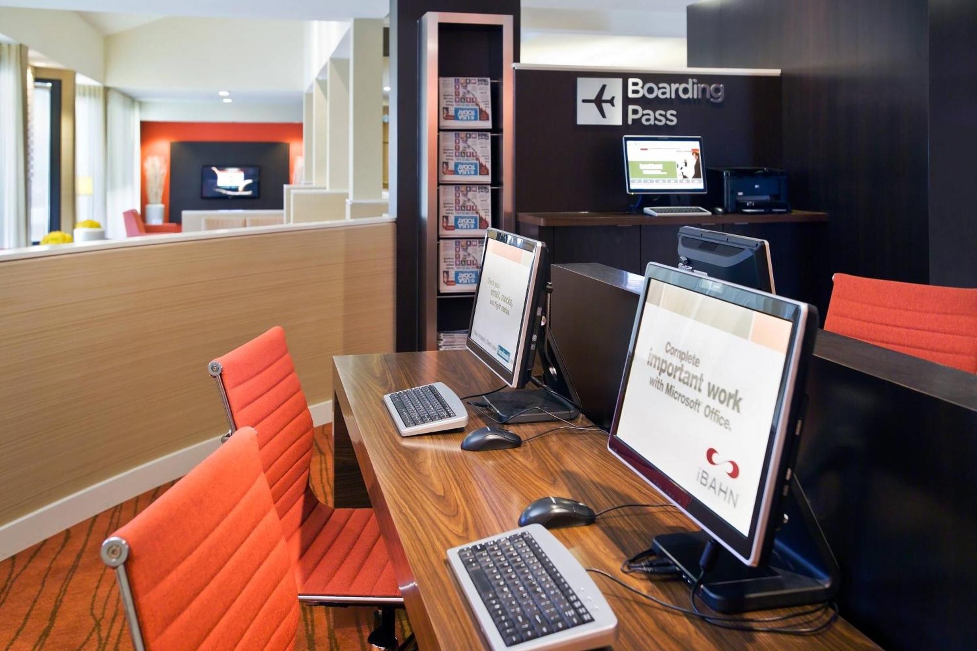 Отель Courtyard By Marriott Фресно Экстерьер фото
