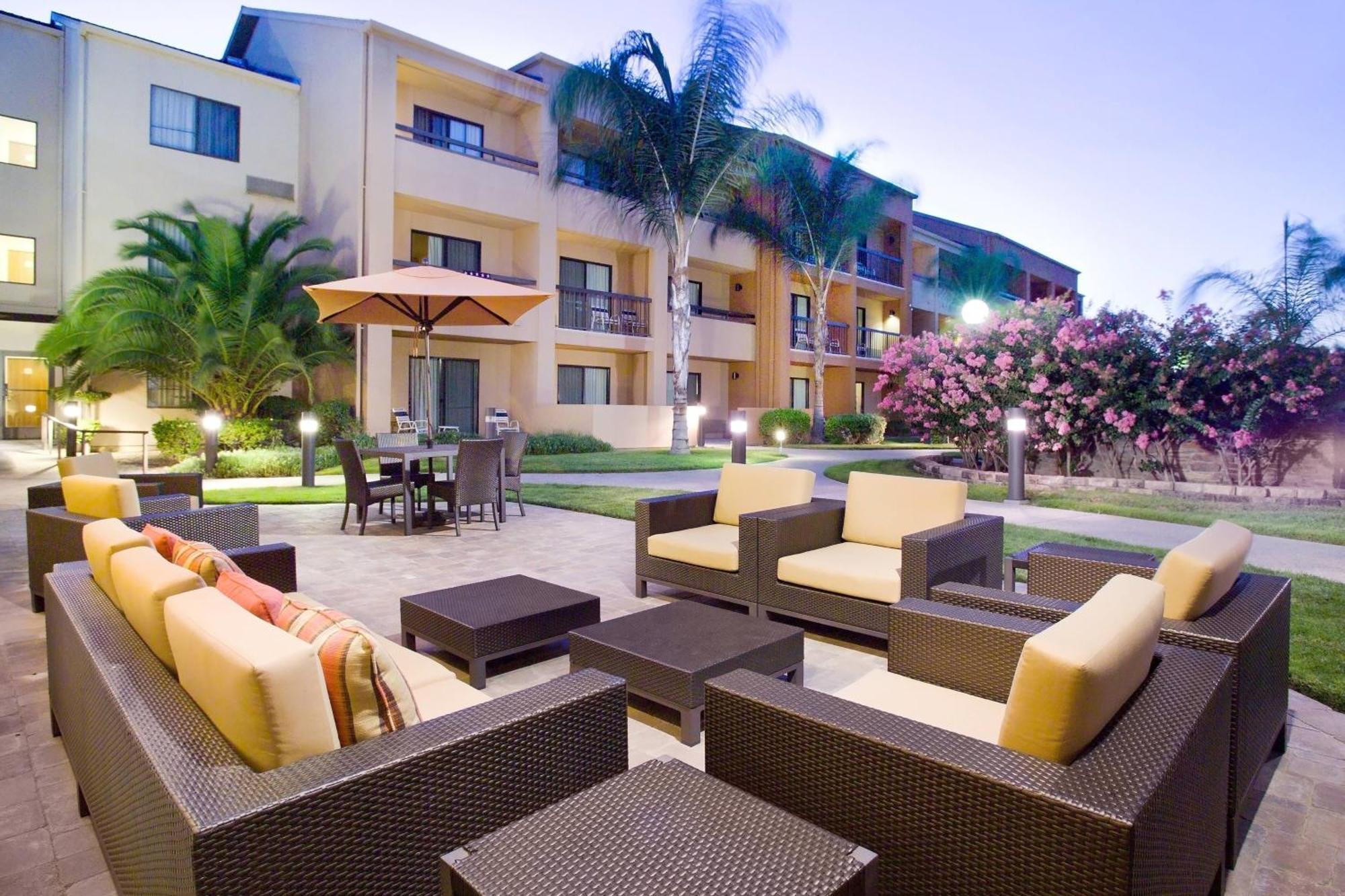 Отель Courtyard By Marriott Фресно Экстерьер фото