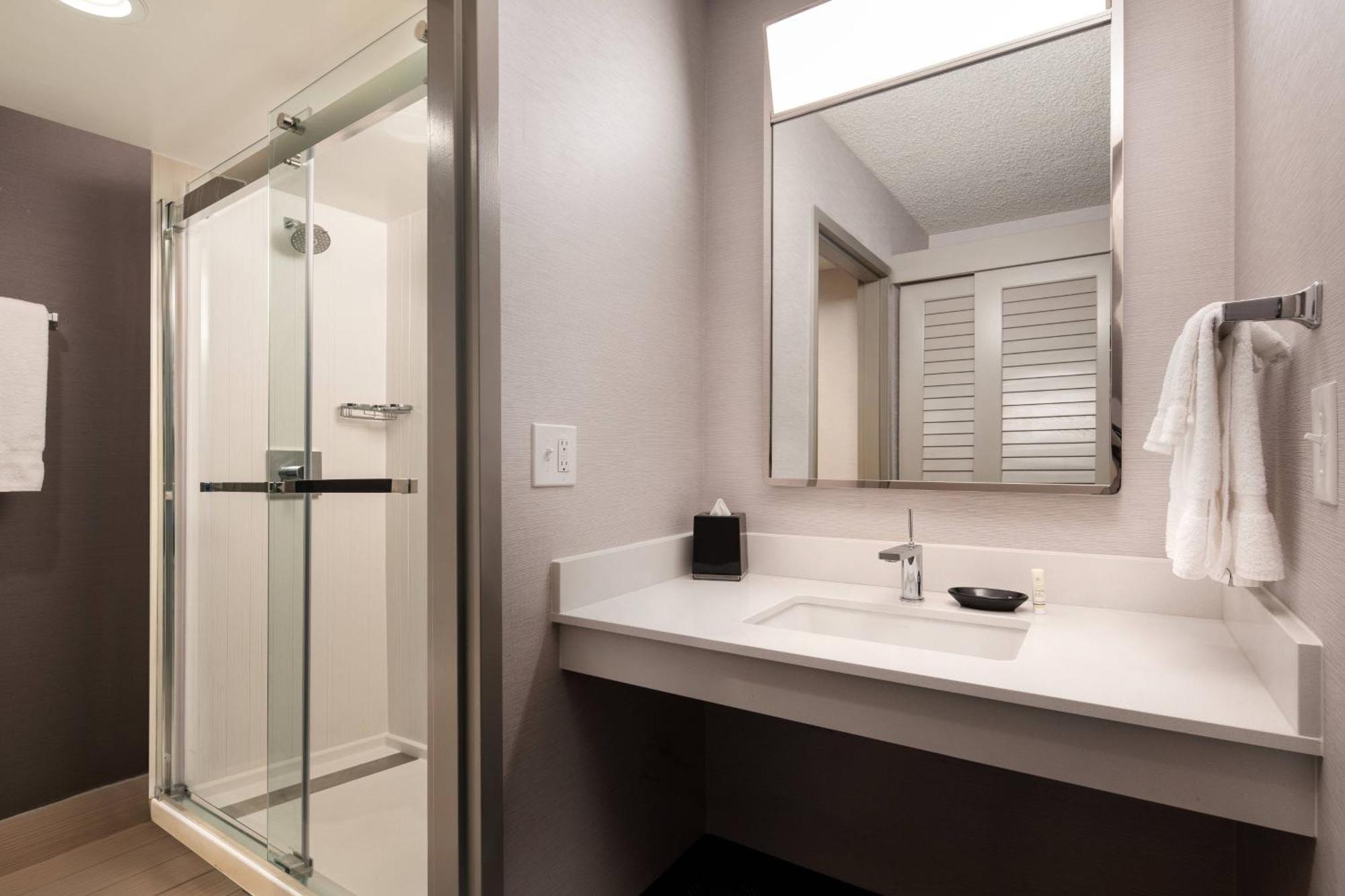 Отель Courtyard By Marriott Фресно Экстерьер фото