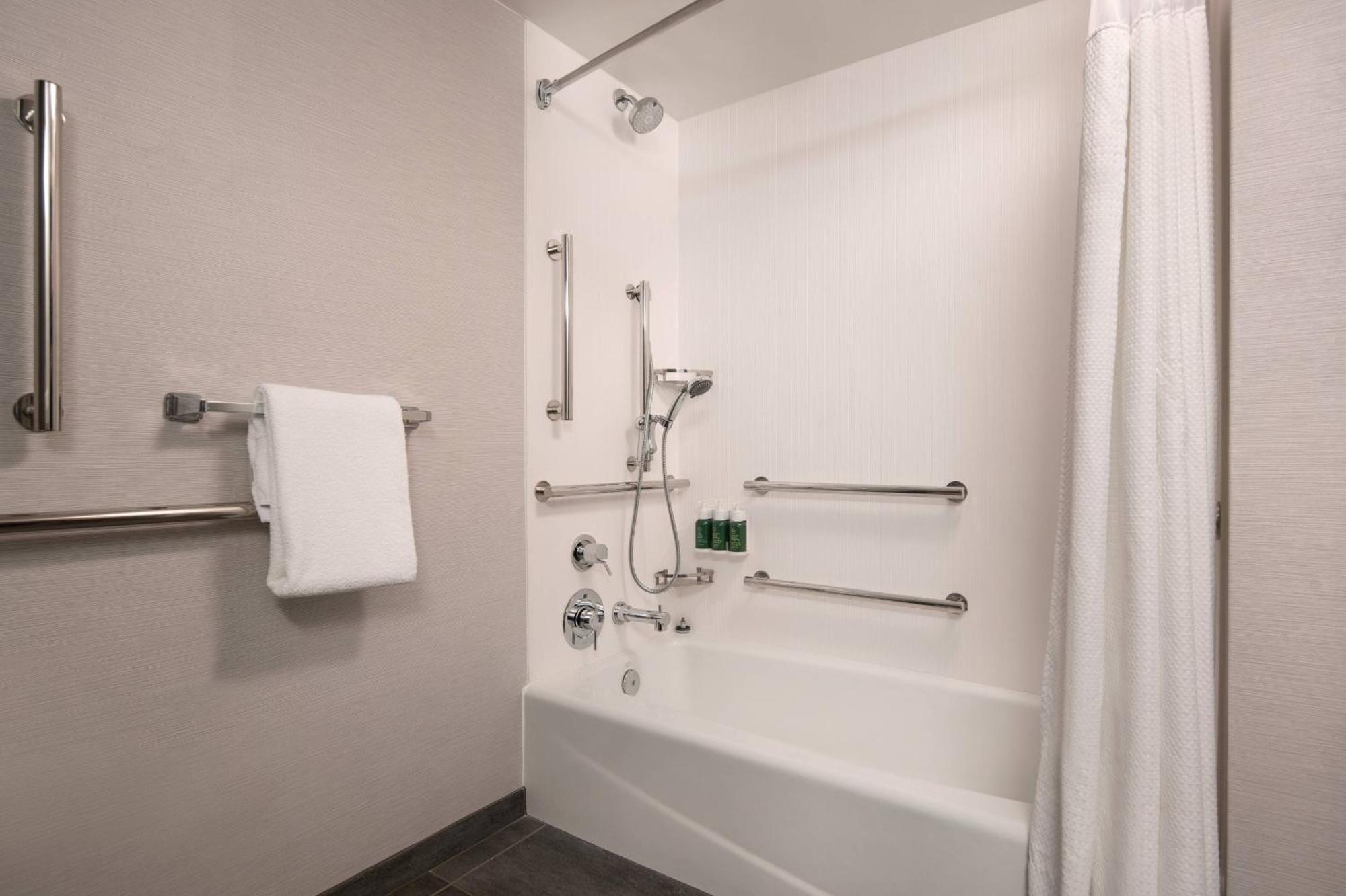Отель Courtyard By Marriott Фресно Экстерьер фото