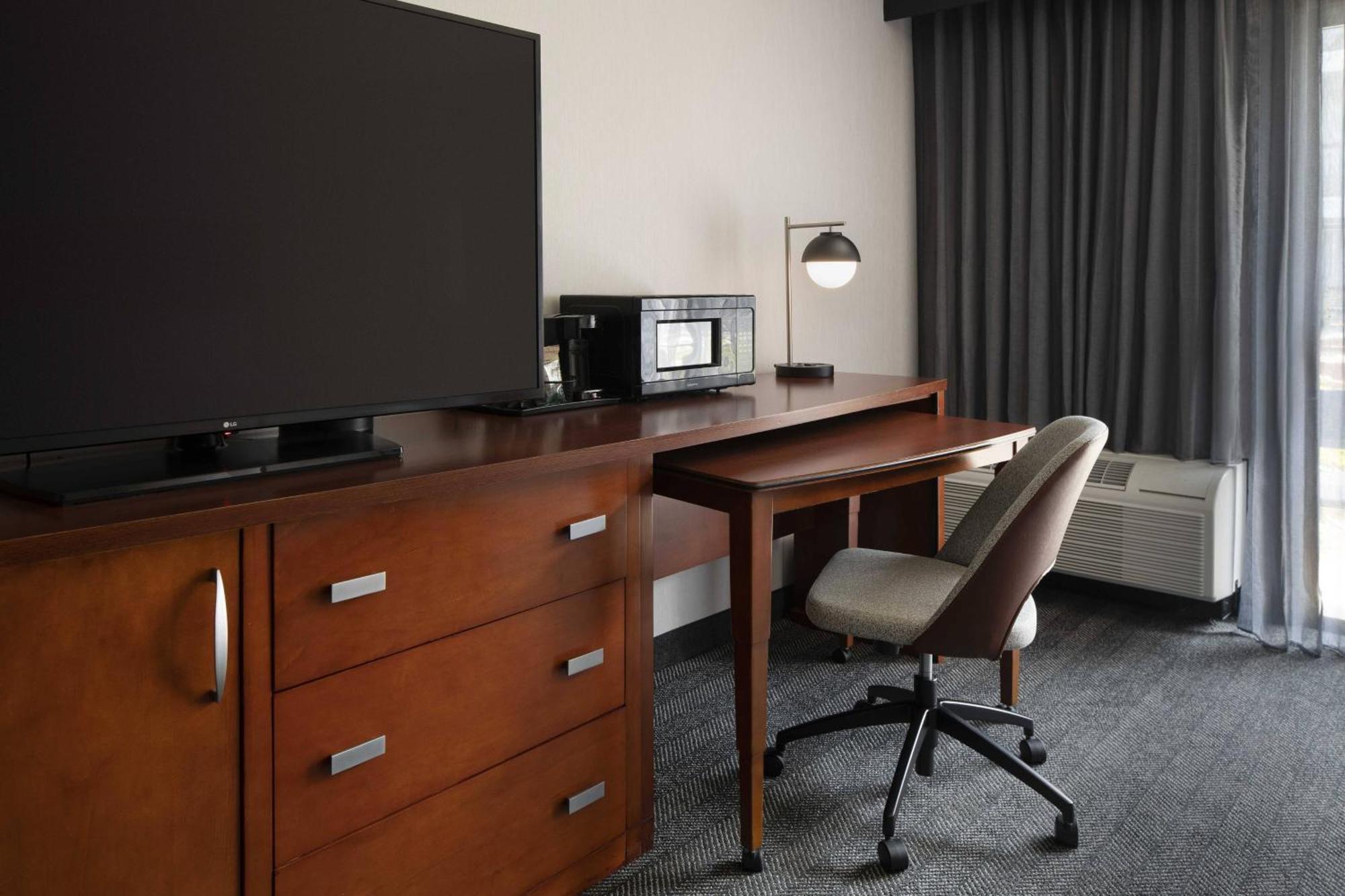 Отель Courtyard By Marriott Фресно Экстерьер фото