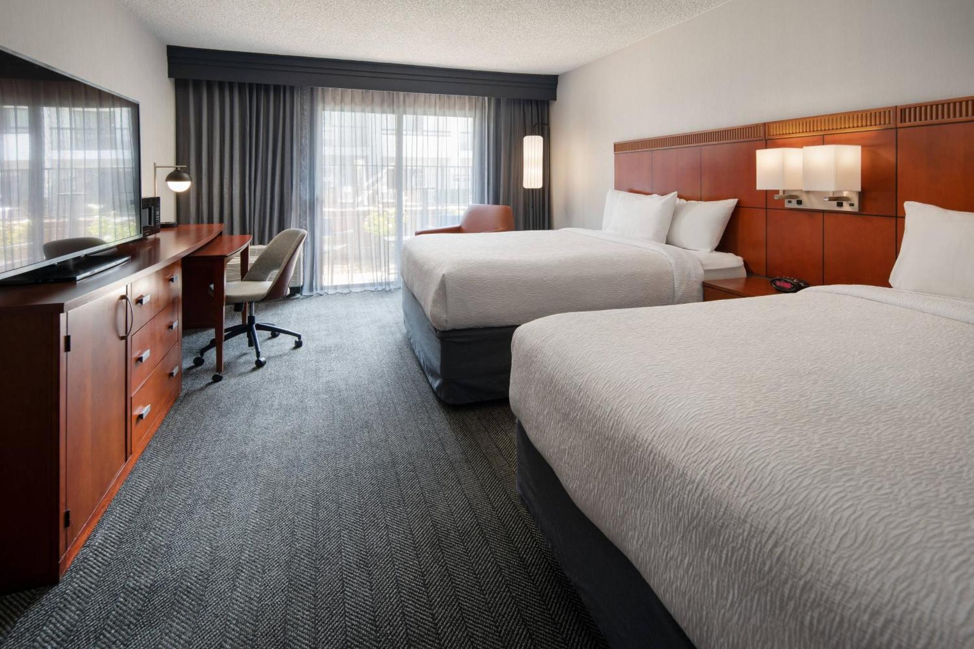 Отель Courtyard By Marriott Фресно Экстерьер фото