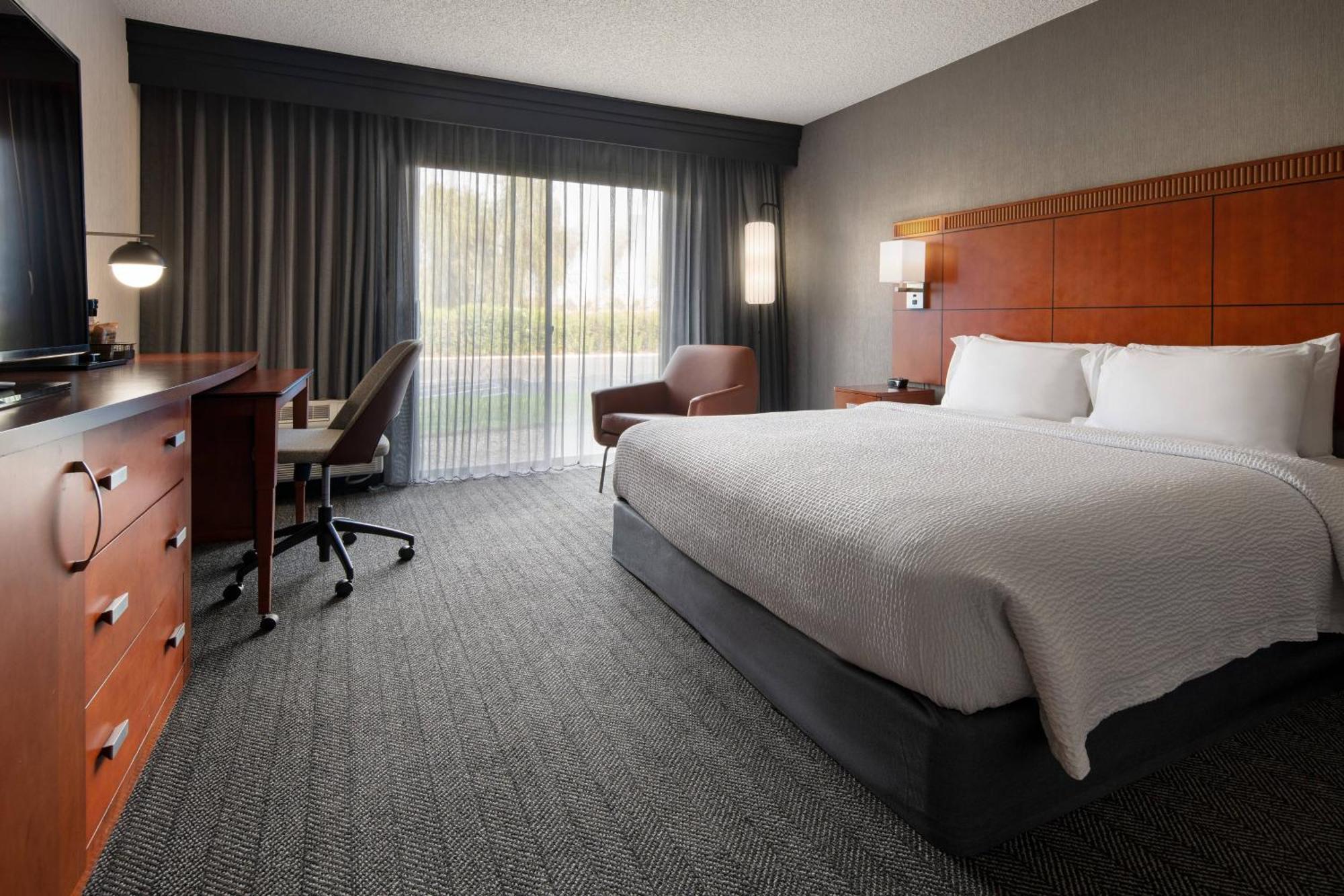 Отель Courtyard By Marriott Фресно Экстерьер фото