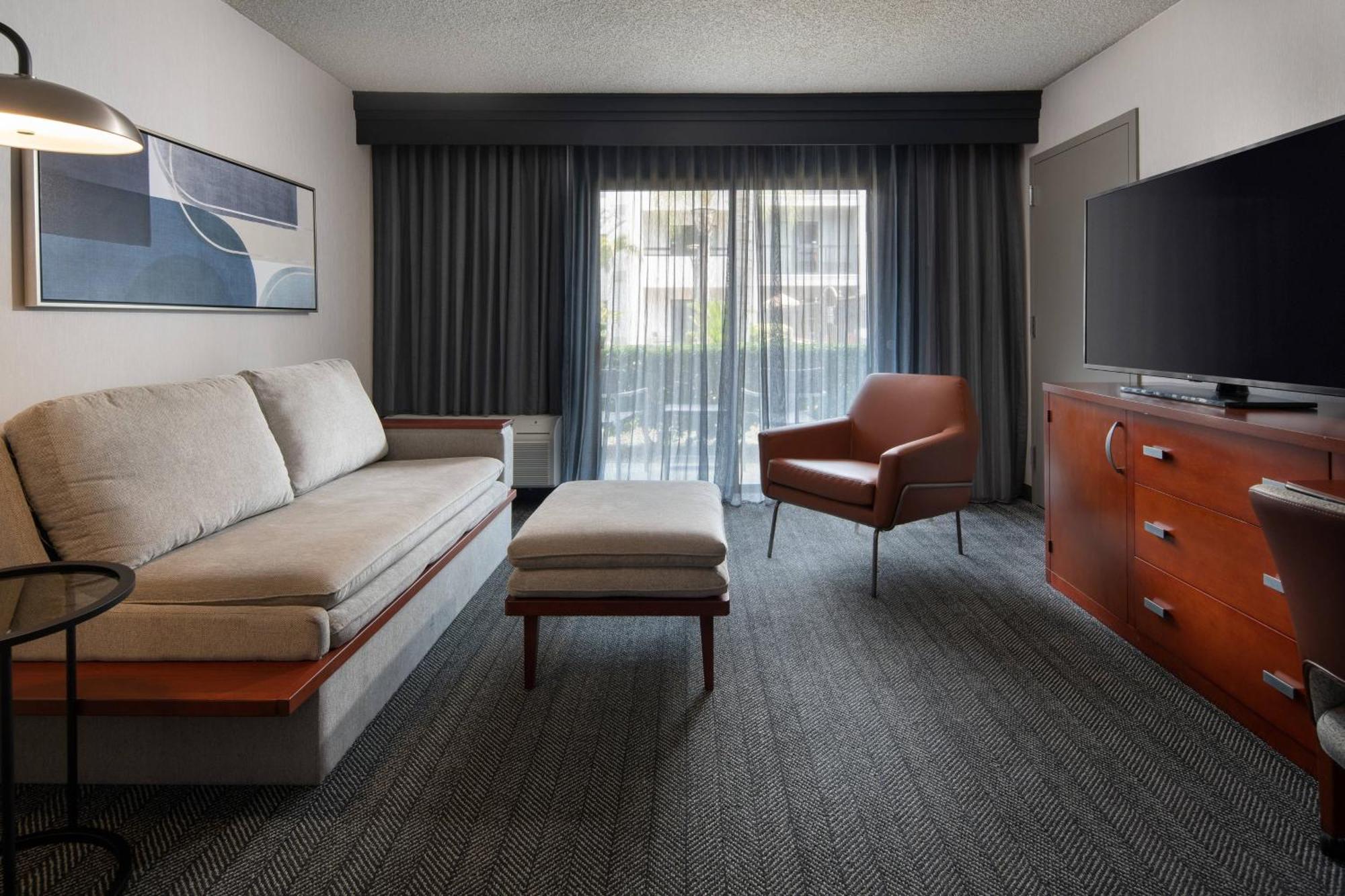 Отель Courtyard By Marriott Фресно Экстерьер фото